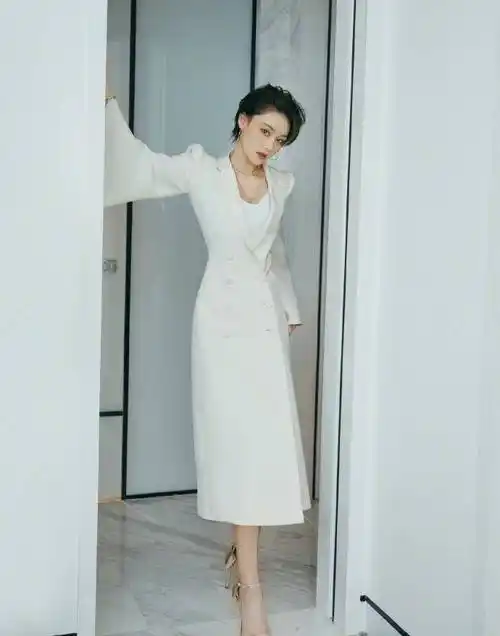 张馨予一袭白裙明艳动人,金属质感项链点缀多了一丝叛逆,很时髦