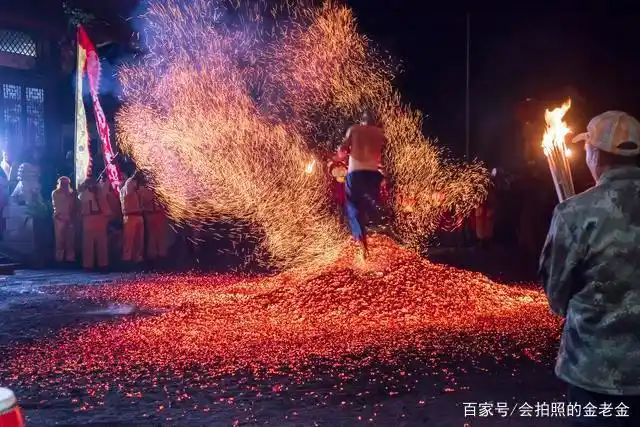 仪式开始后,炼火者赤膊,光脚,高歌狂舞,大声呐喊,冲进通红的火炭堆里