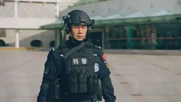 《功夫战警》辛小晶假传支队长的命令 支开猎鹰小组成员