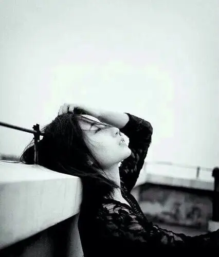 听说想哭的时候只要将头仰起45眼泪就不会落下.欧美伤感壁纸