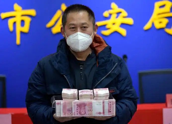 景德镇:警方向群众返还被骗现金60万