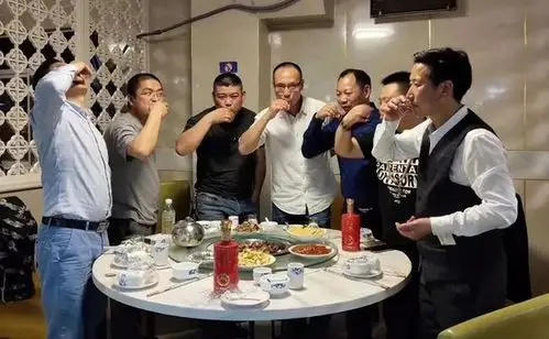 大部分人朋友圈已经固定,参加聚会的各 种场合都比较适合喝白酒