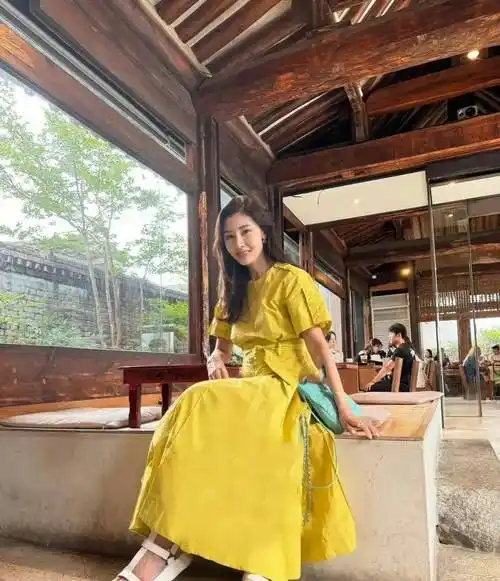 54岁李嘉欣忍不住晒近照,凹造型瘦了好多,穿淡黄色长裙精致漂亮