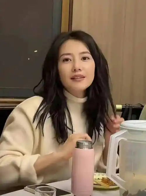 44岁高圆圆素颜照曝光,穿浅色毛衣皮肤白皙,手上婚戒很抢镜_赵又廷