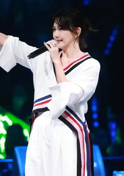 孙燕姿身材姣好长腿修长,一身"无龄感穿搭"状态年轻似18岁少女