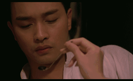 里那个至真至纯,为爱隐忍,不疯魔不成话的程蝶衣;他更是《春光乍泄》