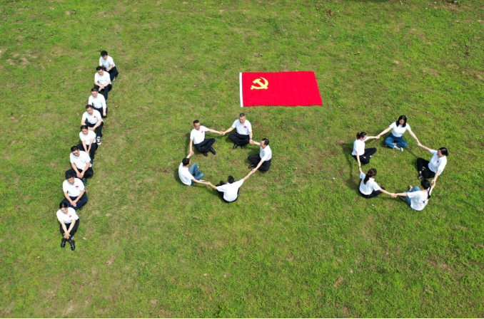 区财政局开展庆祝建党100周年党旗在我心红心照我行主题摄影活动