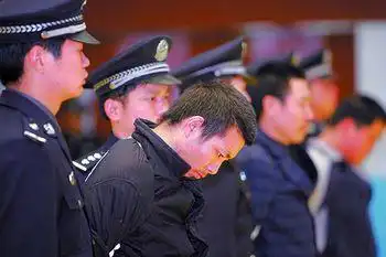 并遵照省高院下达的执行死刑命令,对7名罪犯验明正身后,押