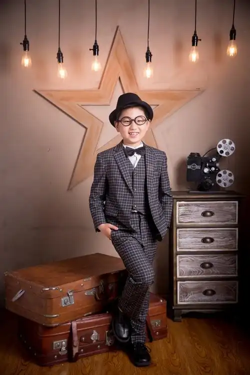 敬邀:各位亲朋好友 宝贝:叶子睿(十岁生日宴) 我们诚挚地邀请您参加于