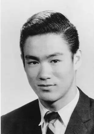 李小龙伟大但也平凡,年轻时期羞涩帅气无敌李小龙