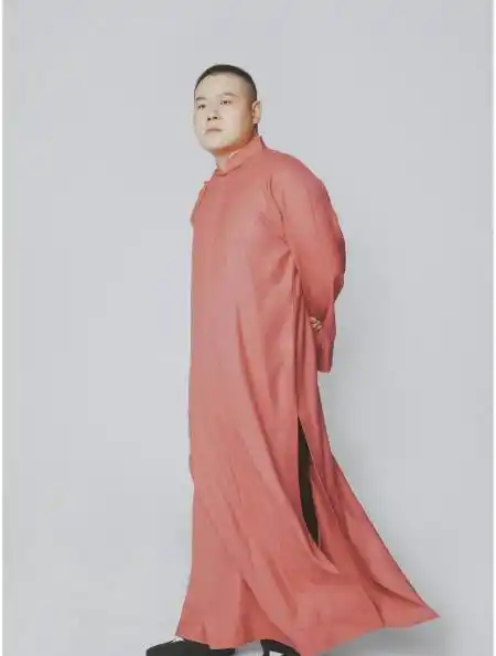 岳云鹏大褂有多讲究?穿着素面大褂上央视,徒弟唯一能绣花的人5-度小视