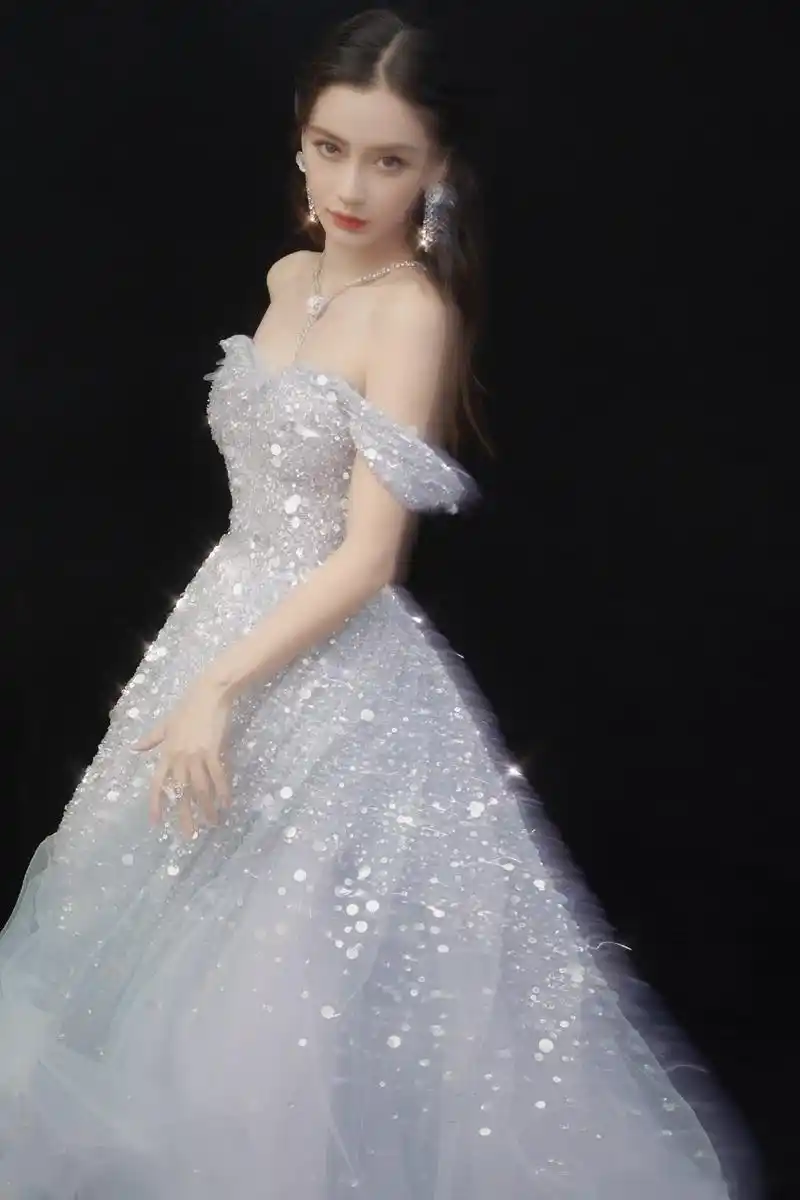 angelababy一身亮片长裙,仙气十足美极了.