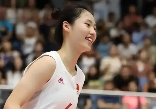 女排队员姚笛遭网暴,游山玩水却不参加集训,现身香港笑容满面