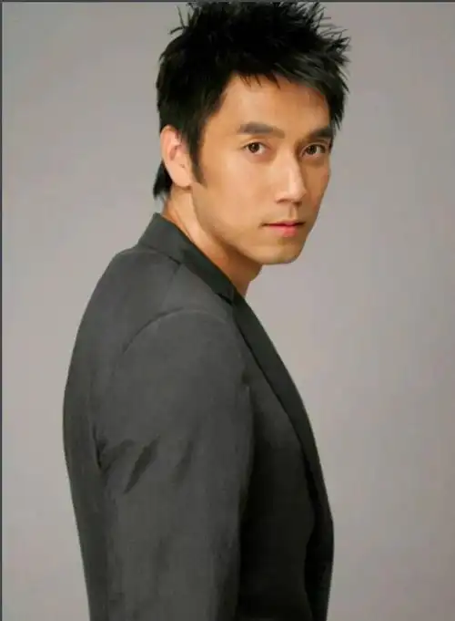 一个过气歌手,怎么全网都在夸?_林依轮