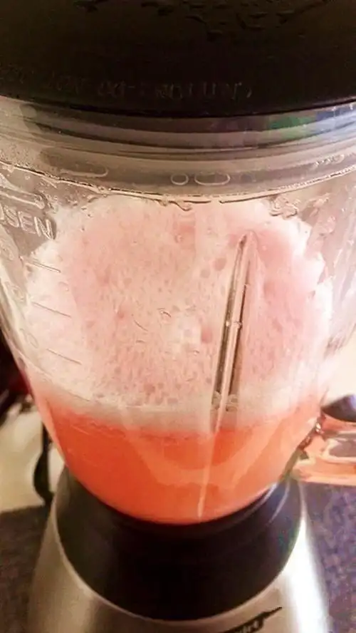 的果肉,倒入打好的红柚汁,放上装饰就可以开喝红心柚子具有理气化痰