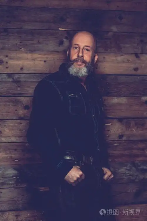 山羊胡子的男人微笑着照片-正版商用图片0amzw8-摄图新视界