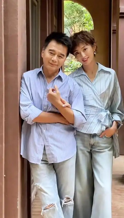 许亚军与4婚娇妻罕同框!脸贴脸秀恩爱,打扮花俏拉近12岁年龄差