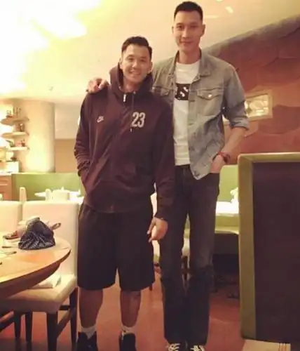 陈建州晒与易建联搭肩合影这腿长的好长