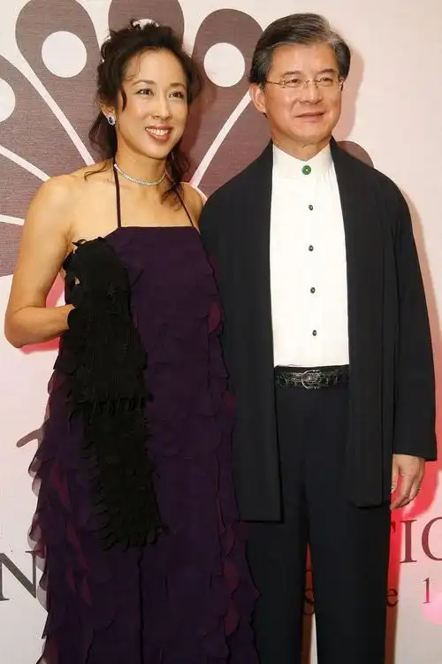 两嫁豪门的朱玲玲,平时生活只需负责貌美如花 网友:老公的功劳