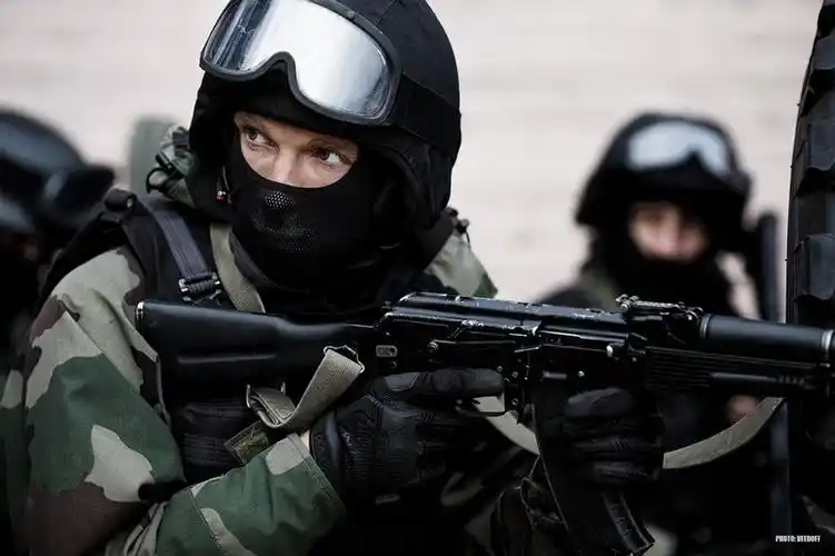 俄特警展示特种作战上演直升机倒立索降