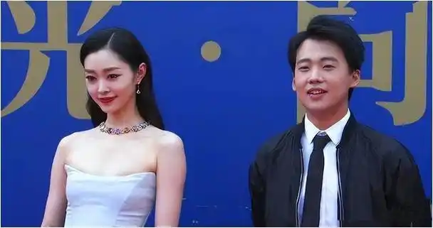 在采访中,郭麒麟和戏外表现得非常专业,明确表示他们只是合作伙伴,并