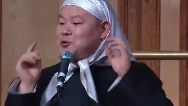 欢乐喜剧人小岳岳头裹白丝巾太搞笑大叔你看我这样的喜欢吗