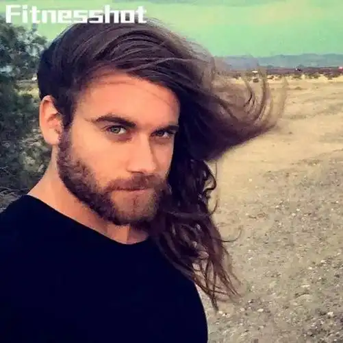 02米 长发披肩的肌肉男,火遍国外朋友圈!