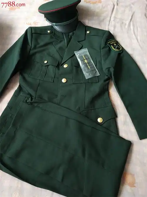 全新的陆*士兵春秋常服一套 57号的帽子 臂章 肩章