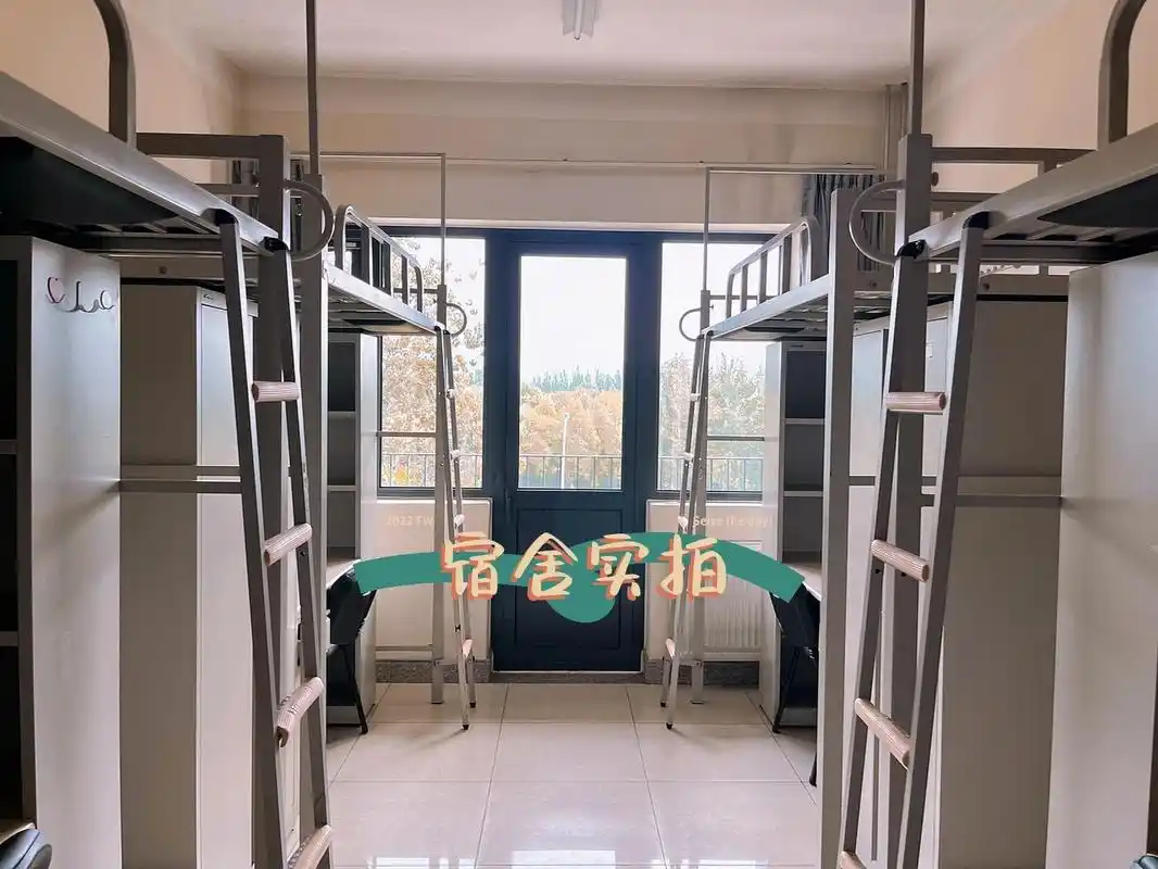 99宿舍基本环境 4人间 上床下桌 有大阳台  有空调 无独立卫浴 无
