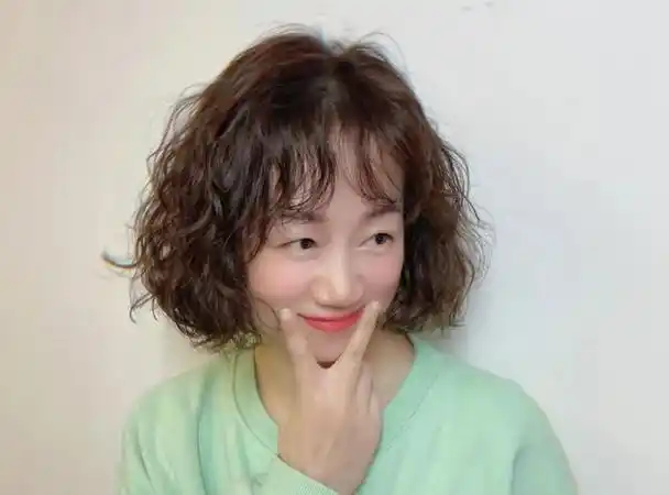 发型会对颜值产生很大影响,许多中年女性在选择发型时,也会考虑是否能