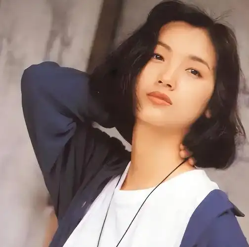 香港女神吴倩莲美人迟暮,满头银发模样大变不敢认