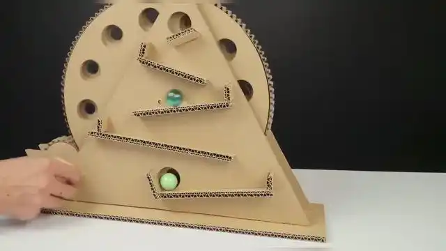 创意玩具秀:小伙子用硬纸板制作手摇式弹珠传送机,有意思的手工