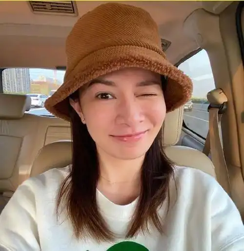 佘诗曼晒12张素颜照,35岁到45岁没走样