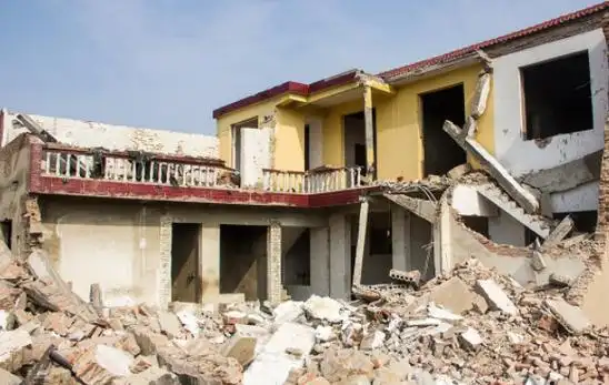 认为既然拆得越多,赔得越多,那么我在需要拆迁的地方多盖几层房子,岂