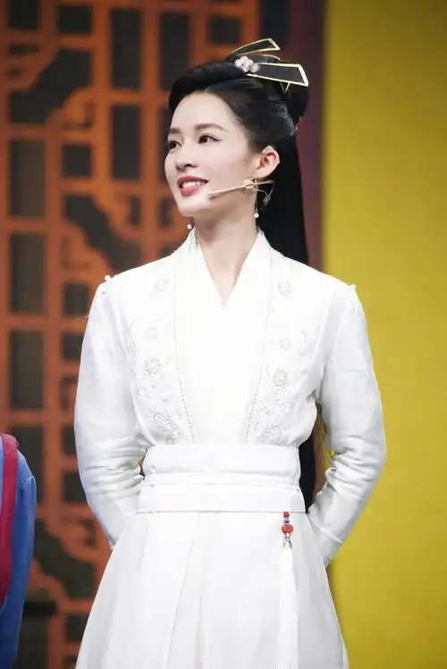 李沁现身《王牌对王牌》,一身白衣,亭亭玉立如仙子般迷人