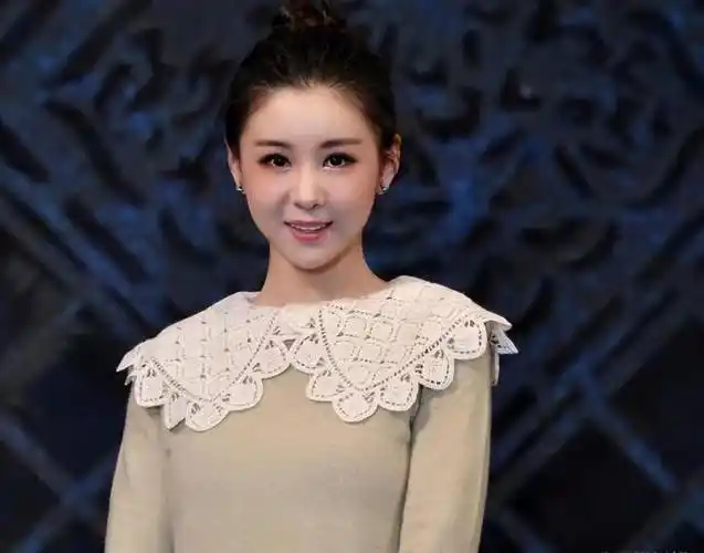 纪实李小萌颜值高长相甜美,出道20多年不拍吻戏,年近40仍像18岁