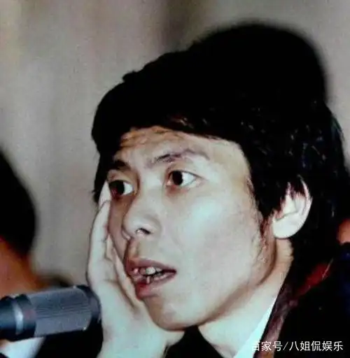 这是冯小刚年轻时候的照片,看着这表情怎么有点呆滞啊,这还是我们的冯