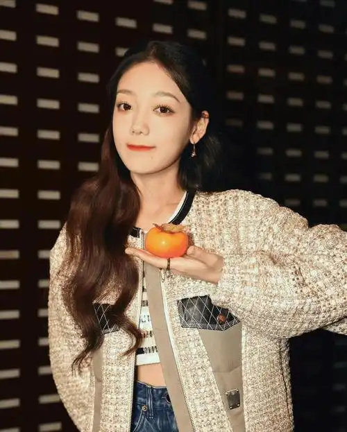 那些被春晚带火的穿搭秦岚的针织衫杨紫的大衣照着穿美