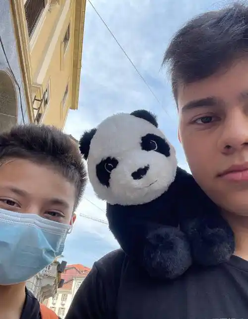 史可一家四口出国度假,与洋老公大秀恩爱,俩混血儿子高大帅气_老柯