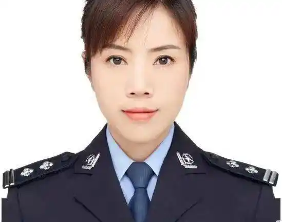 致敬警察节他们的第一张警服照