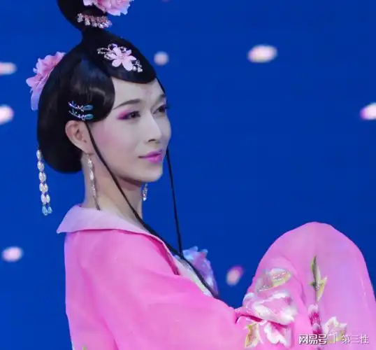 叶紫涵写真   还有学习舞蹈二十年,登上了央视大舞台的古典反串美女