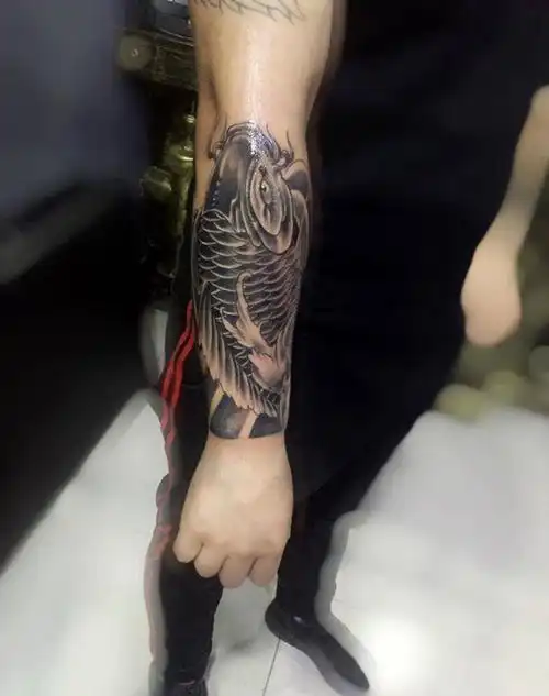吉祥锦鲤包小臂纹身图片