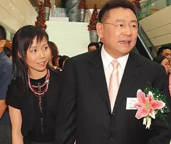 "花心富豪"刘銮雄低调露面,搂抱娇妻状态好,拍卖名酒大赚一笔插图