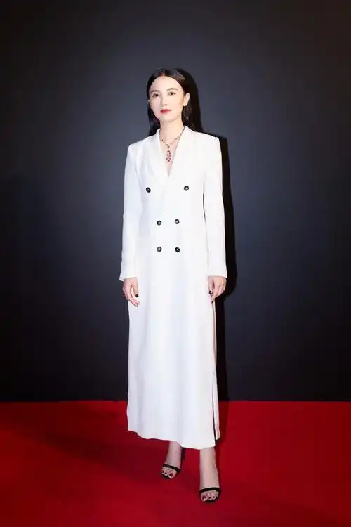 宋佳衣品超能打一袭红色连衣裙配葫芦辫出席活动亮点在后背