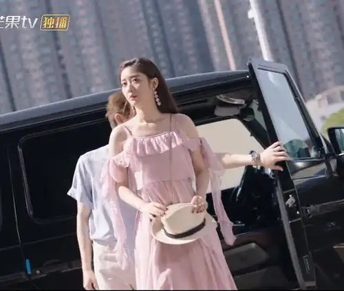 法国身为一个胖子伊娃甄圆圆戚砚笛同款粉色荷叶边仙女吊带度