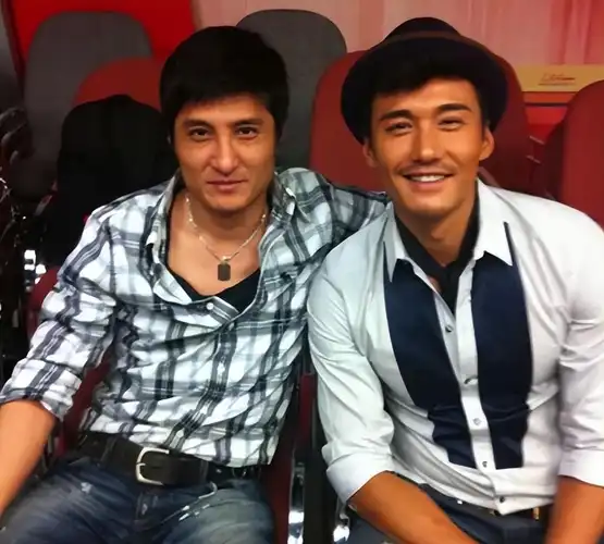 胡兵81岁妈妈去世,悲痛发讣告披露死因,最后合照曝光_母亲_胡东_演艺