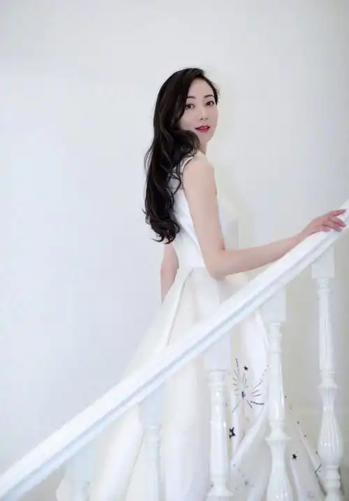 韩雪穿白色连衣裙录节目配长卷发气质优雅170cm高身材吸睛