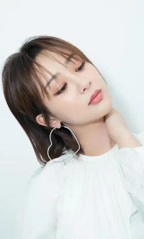 当红女星杨紫写真:俏丽迷人,呆萌可爱!