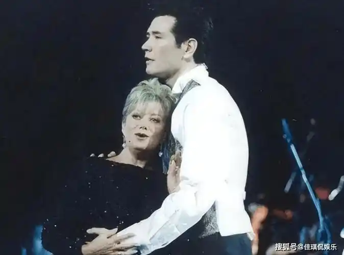 原创费翔被姐姐改变人生为妈妈甘愿被封杀最终因父母选择不结婚