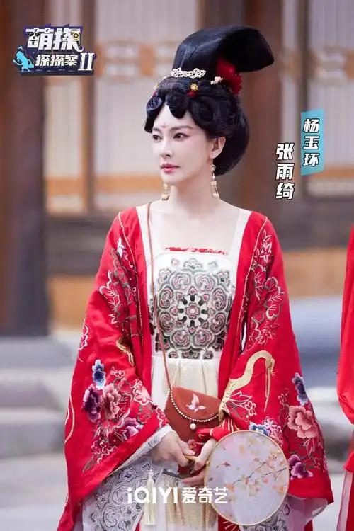 雍容华贵的贵妃娘娘@张雨绮更是回眸一笑百媚生!